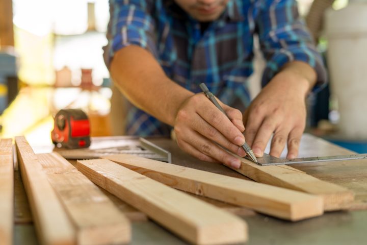 Carpenter,Is,Using,A,Ruler,And,Pencil,Inspection,And,Mark